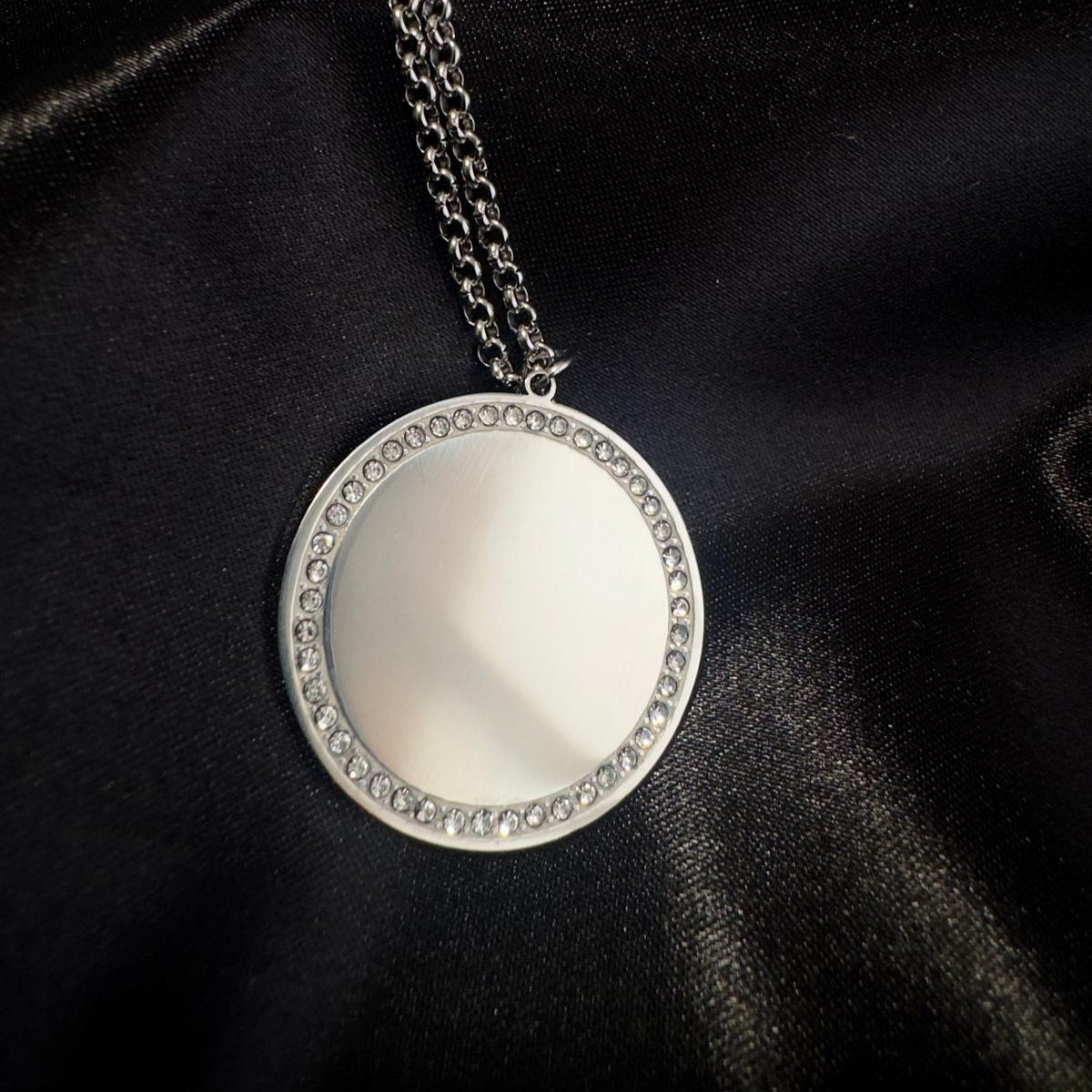 Colgante circulo fino con circonitas